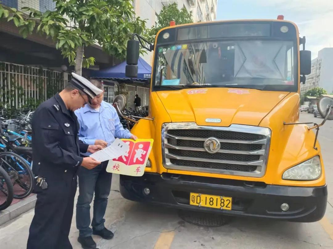 嚴把校車安全關！金平交警開展校車安全檢查和校車司機安全宣傳教育