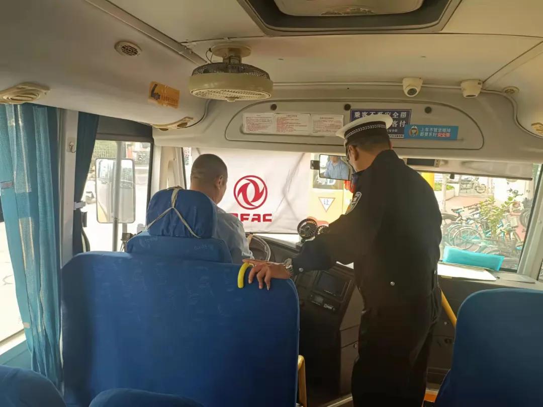 嚴把校車安全關！金平交警開展校車安全檢查和校車司機安全宣傳教育