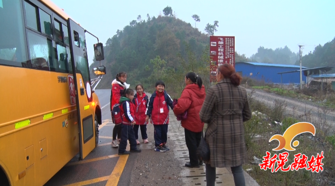 我為群眾辦實(shí)事|我縣校車新增3條路線 解決沿途200學(xué)生上下學(xué)困難 圖片