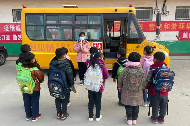 鄧州市趙集鎮(zhèn)實(shí)驗(yàn)小學(xué)開(kāi)展校車(chē)安全應(yīng)急逃生演練活動(dòng)