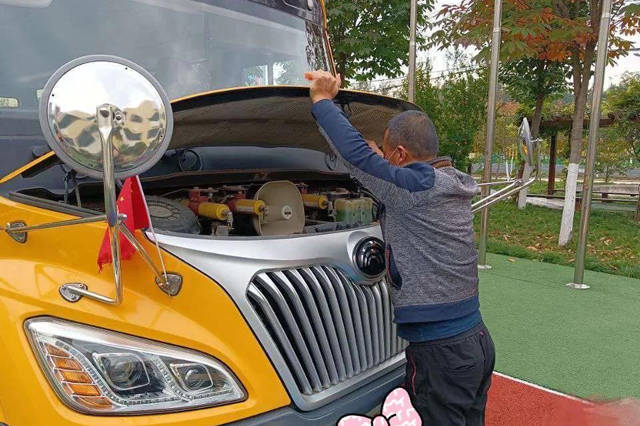 鄧州市趙集鎮(zhèn)實(shí)驗(yàn)小學(xué)開(kāi)展校車(chē)安全應(yīng)急逃生演練活動(dòng)