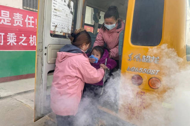 鄧州市趙集鎮(zhèn)實(shí)驗(yàn)小學(xué)開(kāi)展校車(chē)安全應(yīng)急逃生演練活動(dòng)