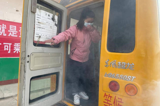 鄧州市趙集鎮(zhèn)實(shí)驗(yàn)小學(xué)開(kāi)展校車(chē)安全應(yīng)急逃生演練活動(dòng)