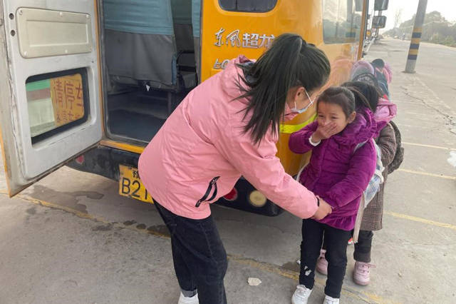 鄧州市趙集鎮(zhèn)實(shí)驗(yàn)小學(xué)開(kāi)展校車(chē)安全應(yīng)急逃生演練活動(dòng)