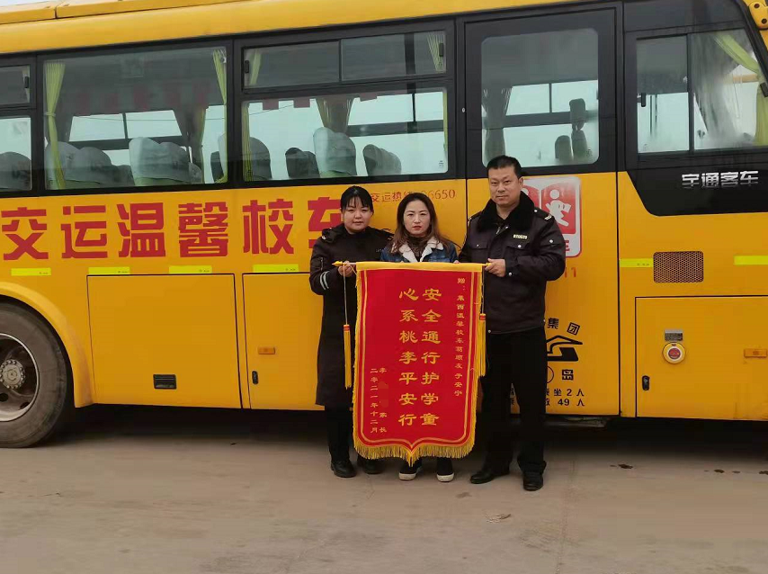 學(xué)生在校車上突發(fā)抽搐，駕照員緊急聯(lián)手施救！