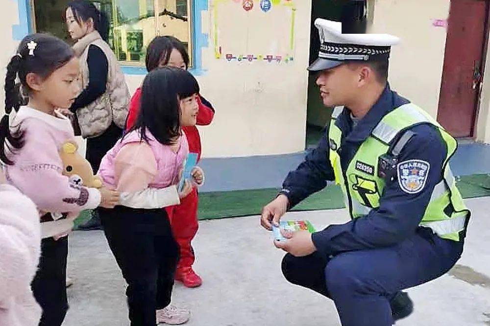 東鄉(xiāng)交警全面開展冬季校車大“體檢”