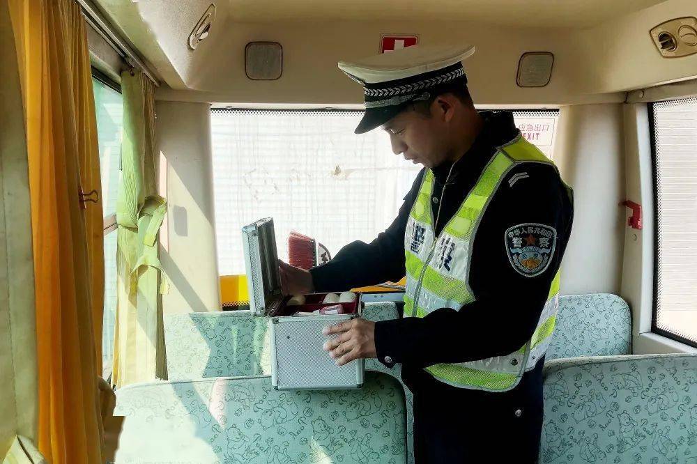 東鄉(xiāng)交警全面開展冬季校車大“體檢”