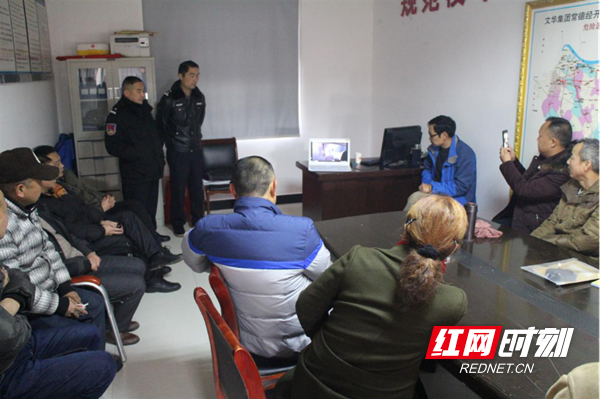 常德經(jīng)開區(qū)交警大隊強(qiáng)化校車檢查 確保安全行駛 常德經(jīng)開區(qū)交警大隊強(qiáng)化校車檢查 確保安全行駛