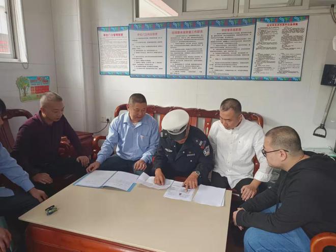 金平交警開展校車安全檢查和校車司機安全宣傳教育/ 金平交警開展校車安全檢查和校車司機安全宣傳教育