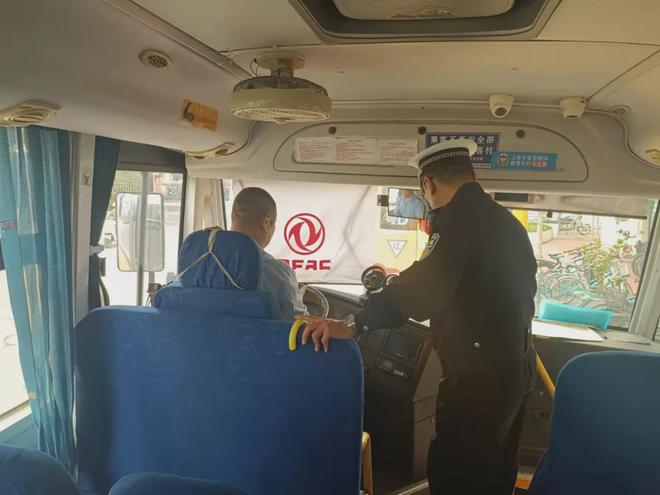 金平交警開展校車安全檢查和校車司機安全宣傳教育/ 金平交警開展校車安全檢查和校車司機安全宣傳教育