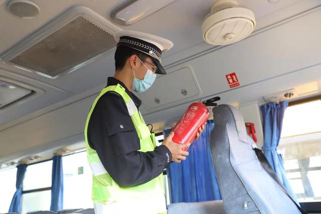 校車安全大檢查，讓學(xué)生平平安安上下學(xué)