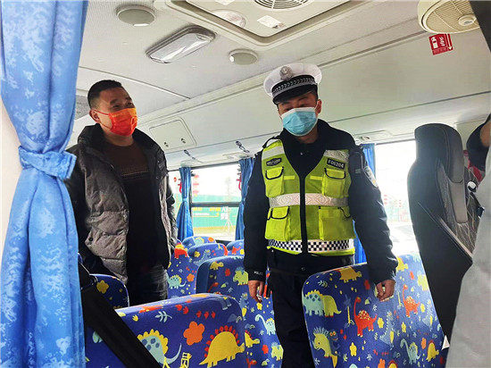 【我為群眾辦實事】開展冬季校車安全檢查 筑牢學(xué)生安全防線