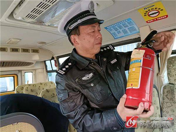 鶴城區(qū)開展冬季校車安全檢查/ 鶴城區(qū)開展冬季校車安全檢查