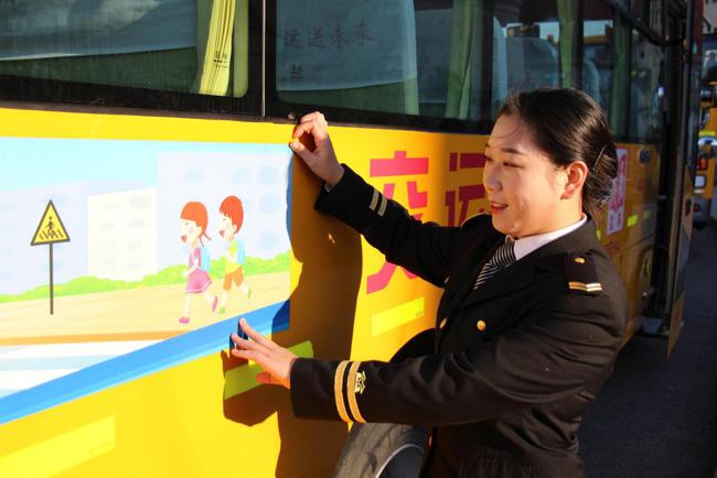 用心服務(wù)乘車(chē)孩子，她成了孩子們的“好阿姨”