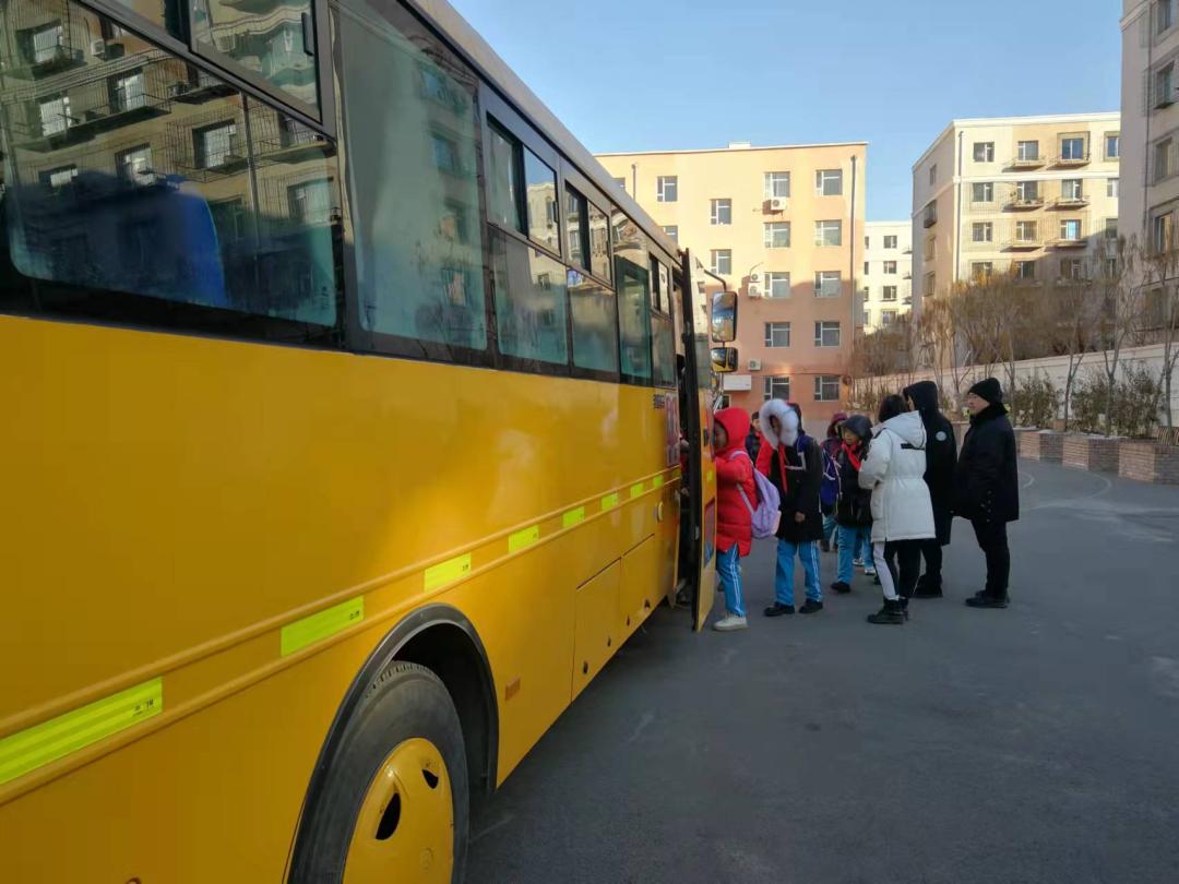 四平交管支隊(duì)鐵西大隊(duì)寒假前聯(lián)合多部門開(kāi)展校車應(yīng)急演練活動(dòng)