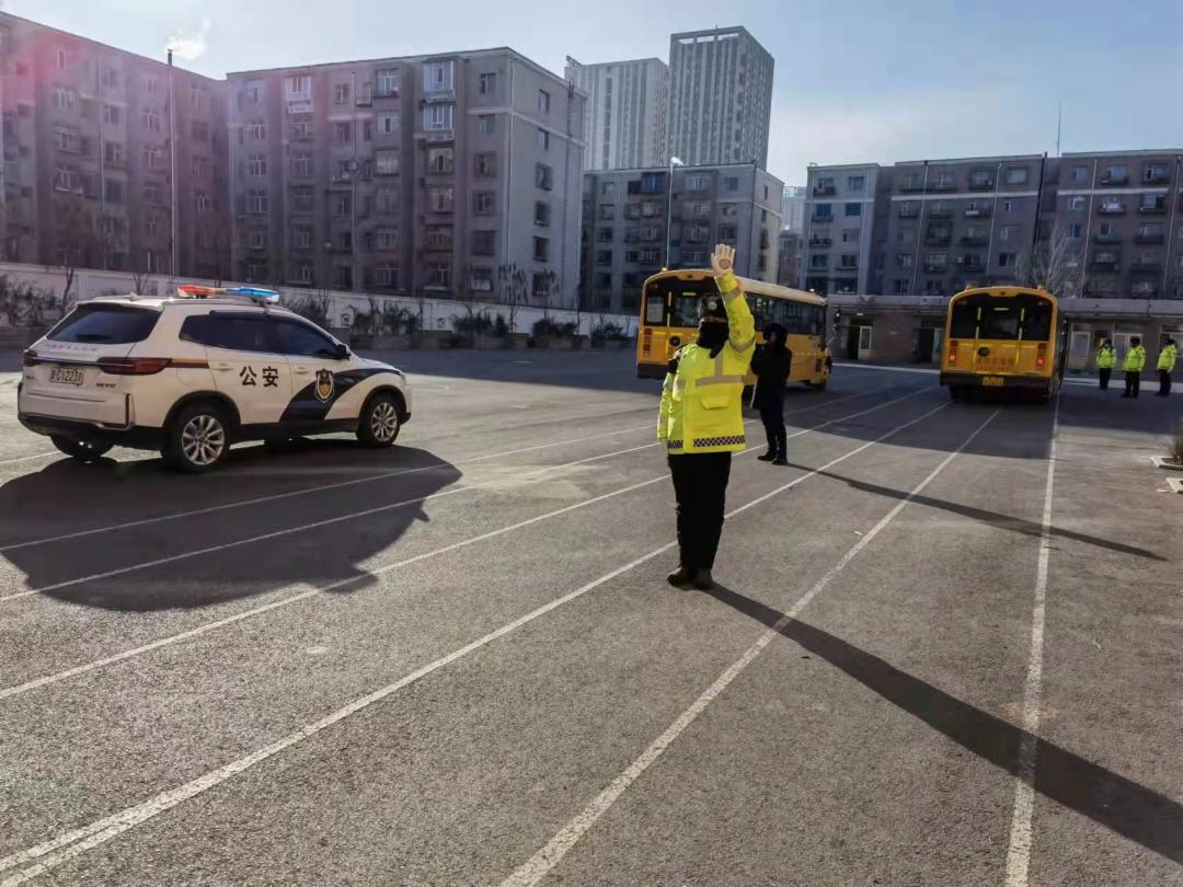 四平交管支隊(duì)鐵西大隊(duì)寒假前聯(lián)合多部門開(kāi)展校車應(yīng)急演練活動(dòng)