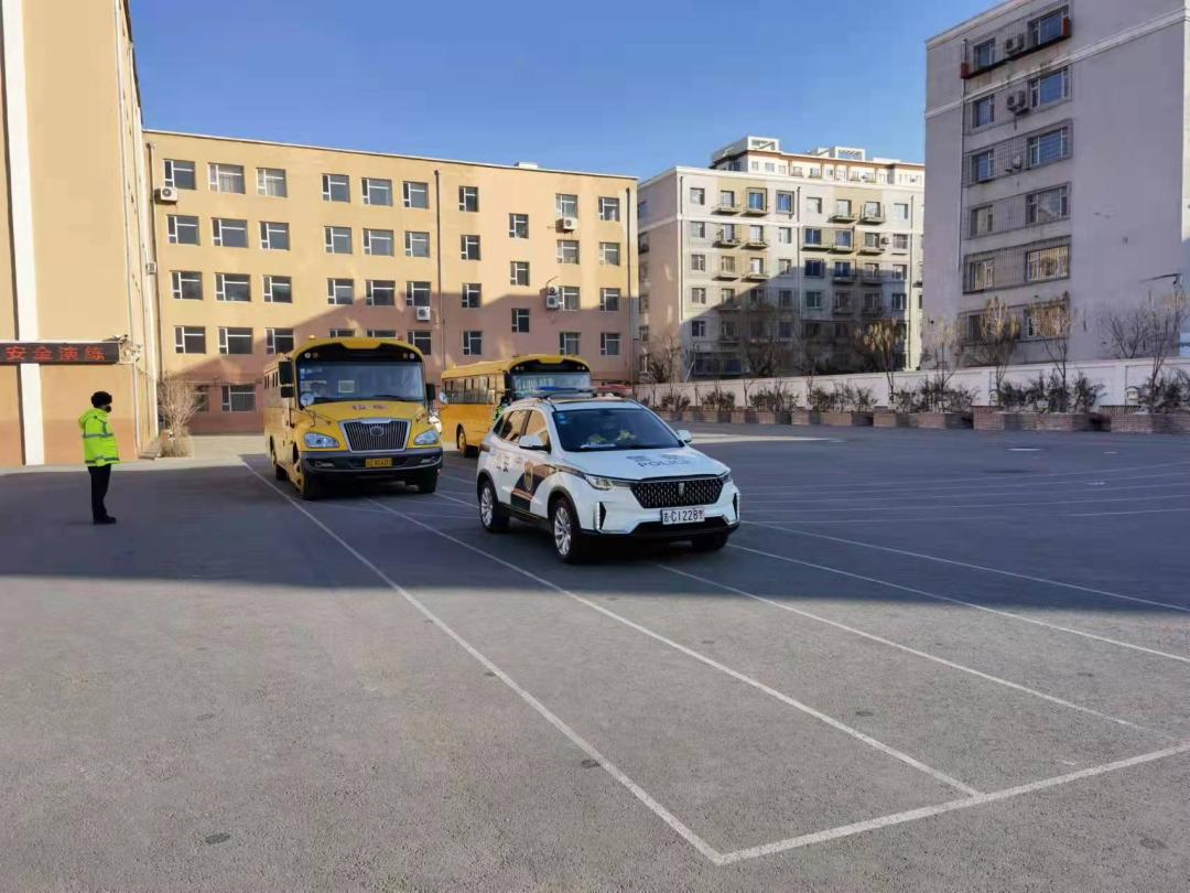 四平交管支隊(duì)鐵西大隊(duì)寒假前聯(lián)合多部門開(kāi)展校車應(yīng)急演練活動(dòng)