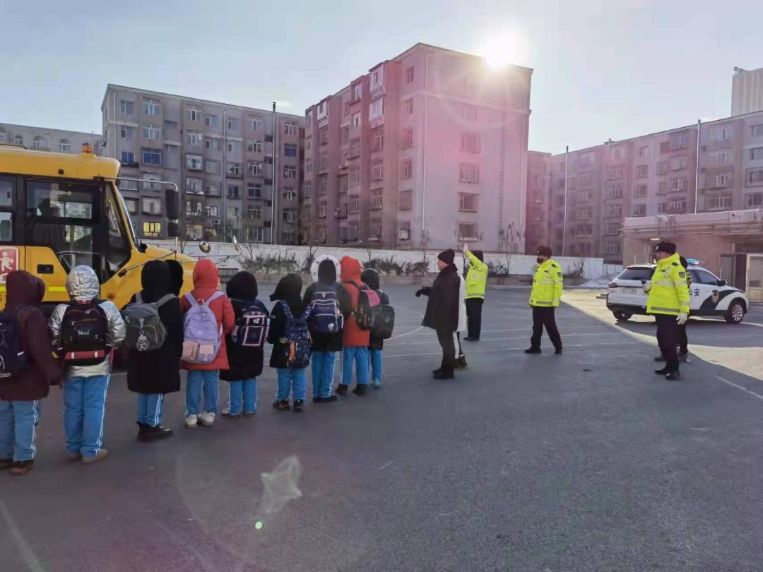 四平交管支隊(duì)鐵西大隊(duì)寒假前聯(lián)合多部門開(kāi)展校車應(yīng)急演練活動(dòng)