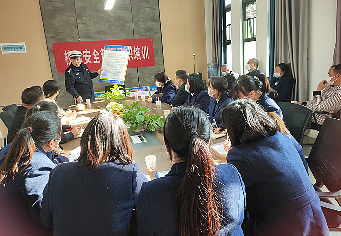 郴州宜章縣教育局聯(lián)合縣公安局交警大隊(duì)到明珠幼兒園開展校車交通安全培訓(xùn)專題講座/ 3feb95018bd64a81a9448b05d9e476bb.jpg