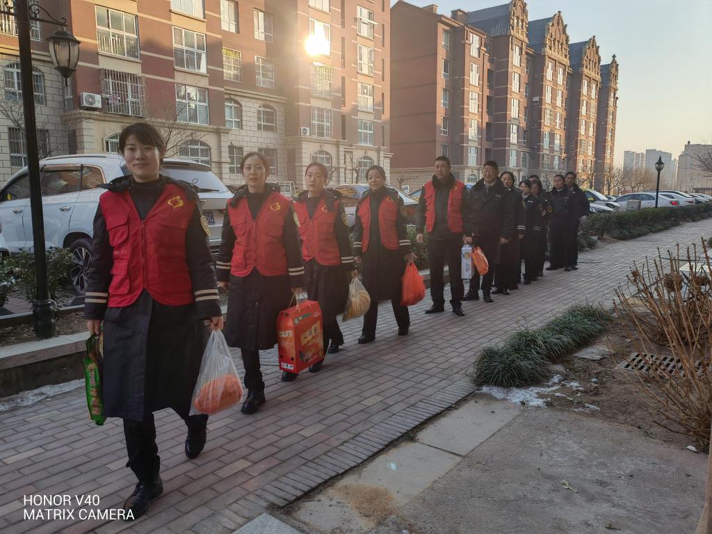 半島網(wǎng) />青島 天寒人心暖！黃島校車志愿者看望九旬老兵