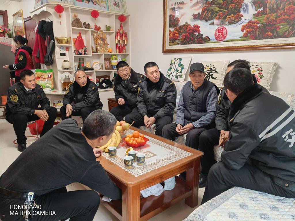 半島網(wǎng) />青島 天寒人心暖！黃島校車志愿者看望九旬老兵