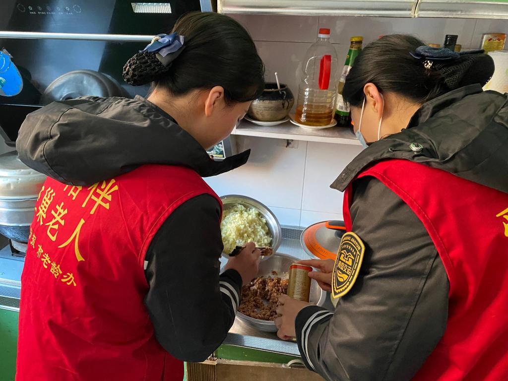 半島網(wǎng) />青島 天寒人心暖！黃島校車志愿者看望九旬老兵