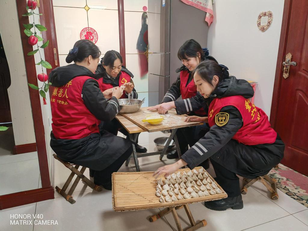 半島網(wǎng) />青島 天寒人心暖！黃島校車志愿者看望九旬老兵