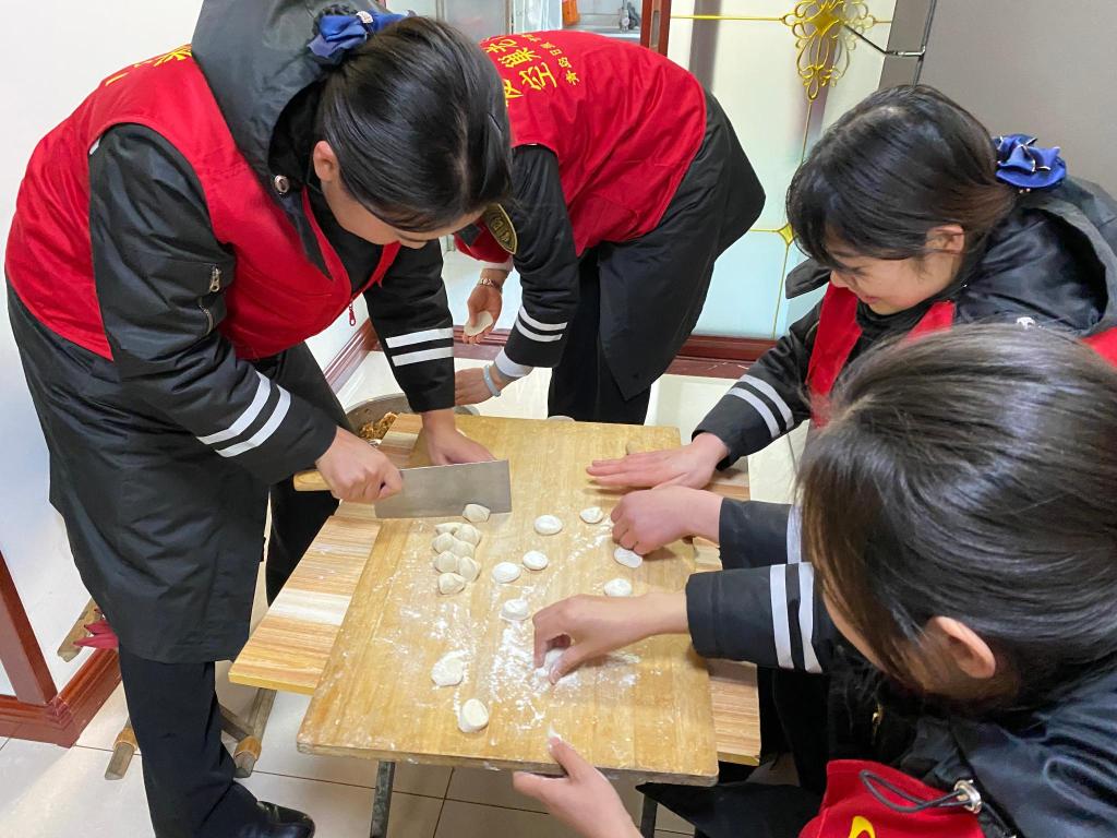 半島網(wǎng) />青島 天寒人心暖！黃島校車志愿者看望九旬老兵