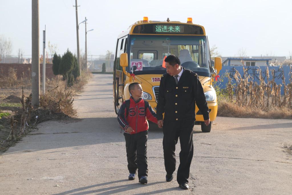 “大鼻子”校車開進嶗山9年了，護航山區(qū)孩子上學路