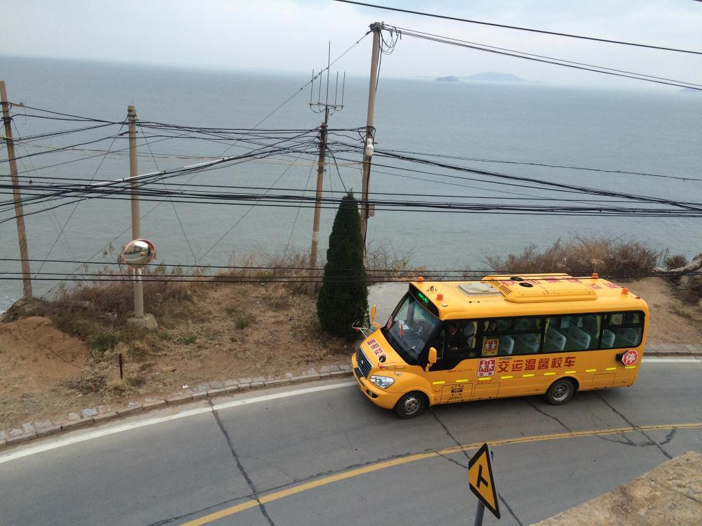 “大鼻子”校車開進嶗山9年了，護航山區(qū)孩子上學路
