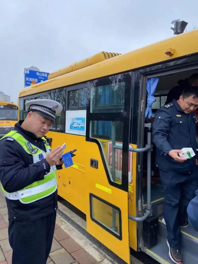 六安公安交警聯(lián)合多部門開展校車安全檢查 筑牢冬季交通安全防線 圖片