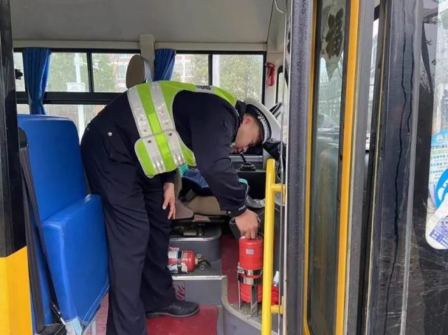 六安公安交警聯(lián)合多部門開展校車安全檢查 筑牢冬季交通安全防線 圖片