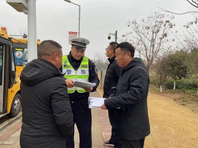 六安公安交警聯(lián)合多部門開展校車安全檢查 筑牢冬季交通安全防線 圖片