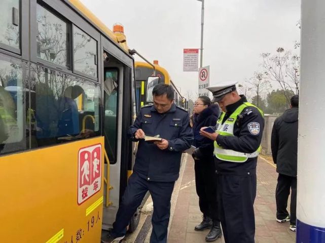 六安公安交警聯(lián)合多部門開展校車安全檢查 筑牢冬季交通安全防線 圖片