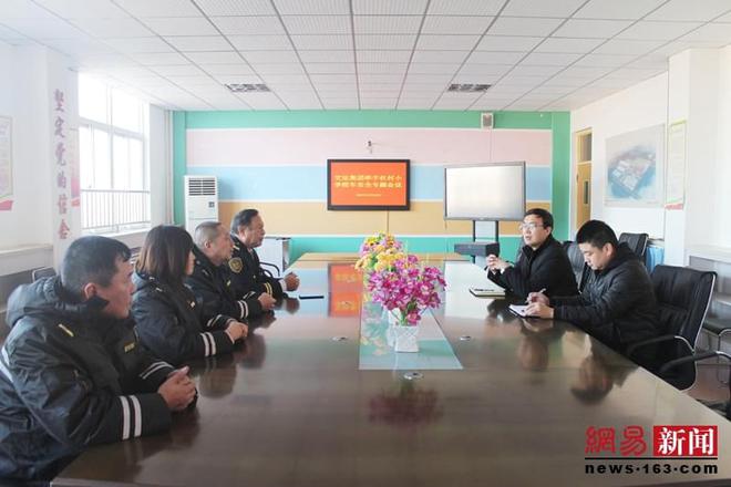 膠州溫馨校車聯(lián)合杜村小學(xué)開展“辭舊迎新 共話未來”活動(dòng) 膠州溫馨校車聯(lián)合杜村小學(xué)開展“辭舊迎新 共話未來”活動(dòng)