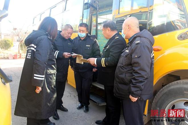 膠州溫馨校車聯(lián)合杜村小學(xué)開展“辭舊迎新 共話未來”活動(dòng) 膠州溫馨校車聯(lián)合杜村小學(xué)開展“辭舊迎新 共話未來”活動(dòng)