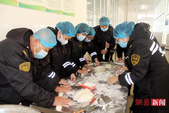 膠州溫馨校車聯(lián)合杜村小學(xué)開展“辭舊迎新 共話未來”活動(dòng) 膠州溫馨校車聯(lián)合杜村小學(xué)開展“辭舊迎新 共話未來”活動(dòng)