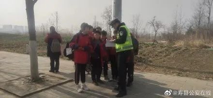 嚴查！壽縣交警查獲超員“黑校車” ！核載7人實載12人