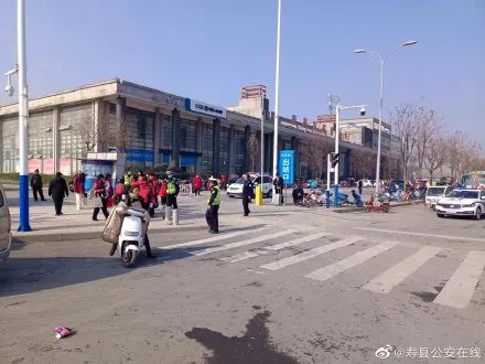 嚴查！壽縣交警查獲超員“黑校車” ！核載7人實載12人