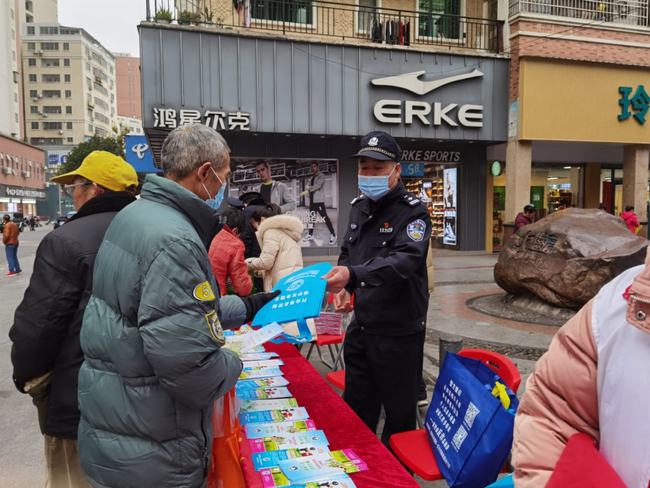 始興公安開(kāi)展校車司機(jī)防毒駕、全民共建無(wú)毒家園禁毒宣傳活動(dòng)