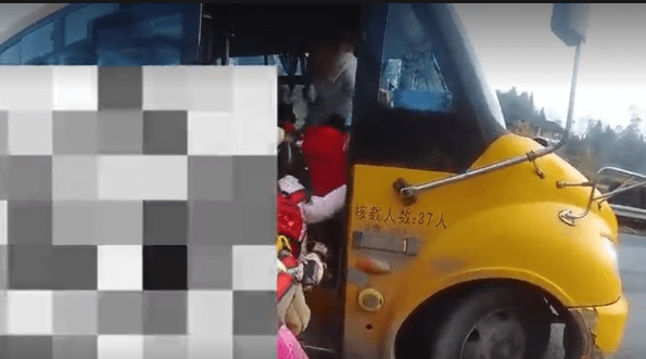 廣安一司機(jī)膽真大！私家車“變身”校車 逆行超載被嚴(yán)懲