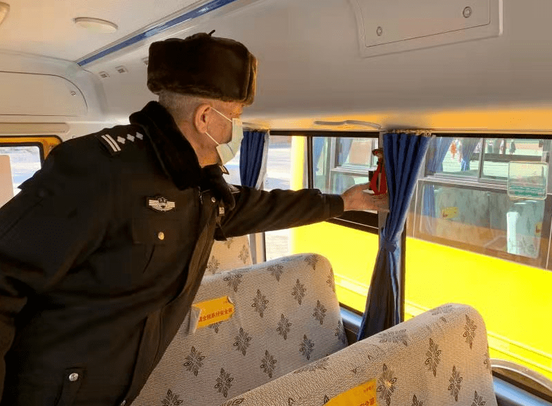 新年伊始 交警為校車“體檢” 新年伊始 交警為校車“體檢”