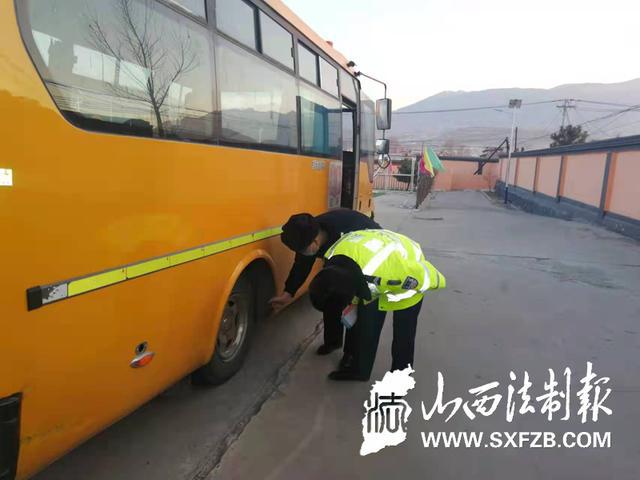 渾源交警進(jìn)農(nóng)村對(duì)“一老一小”開(kāi)展宣傳活動(dòng) 渾源交警進(jìn)農(nóng)村對(duì)“一老一小”開(kāi)展宣傳活動(dòng)