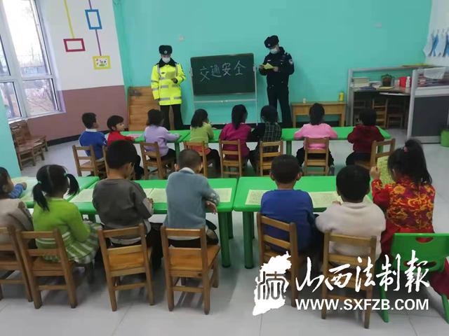 渾源交警進(jìn)農(nóng)村對(duì)“一老一小”開(kāi)展宣傳活動(dòng) 渾源交警進(jìn)農(nóng)村對(duì)“一老一小”開(kāi)展宣傳活動(dòng)