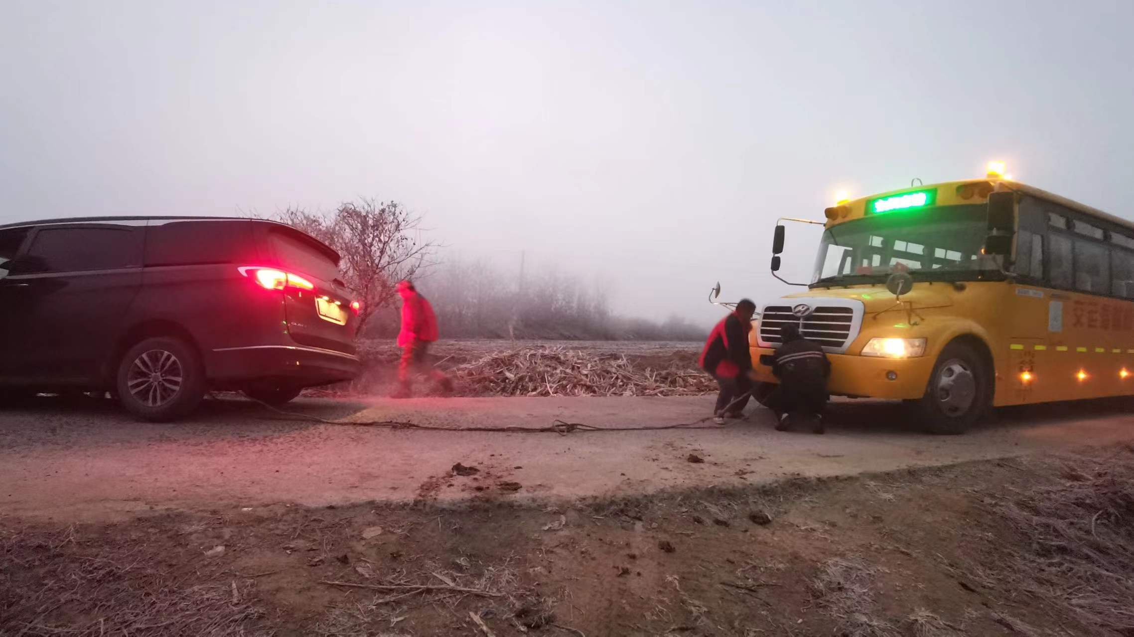 【交運(yùn)黃島溫馨校車】商務(wù)車“摔跤”跌溝里，校車駕駛員救助暖心窩