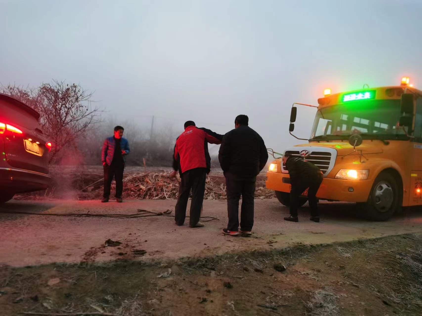 【交運(yùn)黃島溫馨校車】商務(wù)車“摔跤”跌溝里，校車駕駛員救助暖心窩