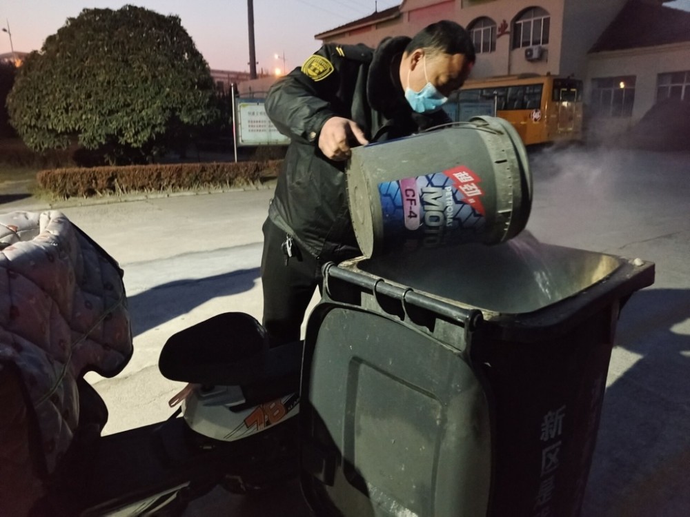 路遇垃圾桶著火，黃島校車司機勇?lián)渚? border=