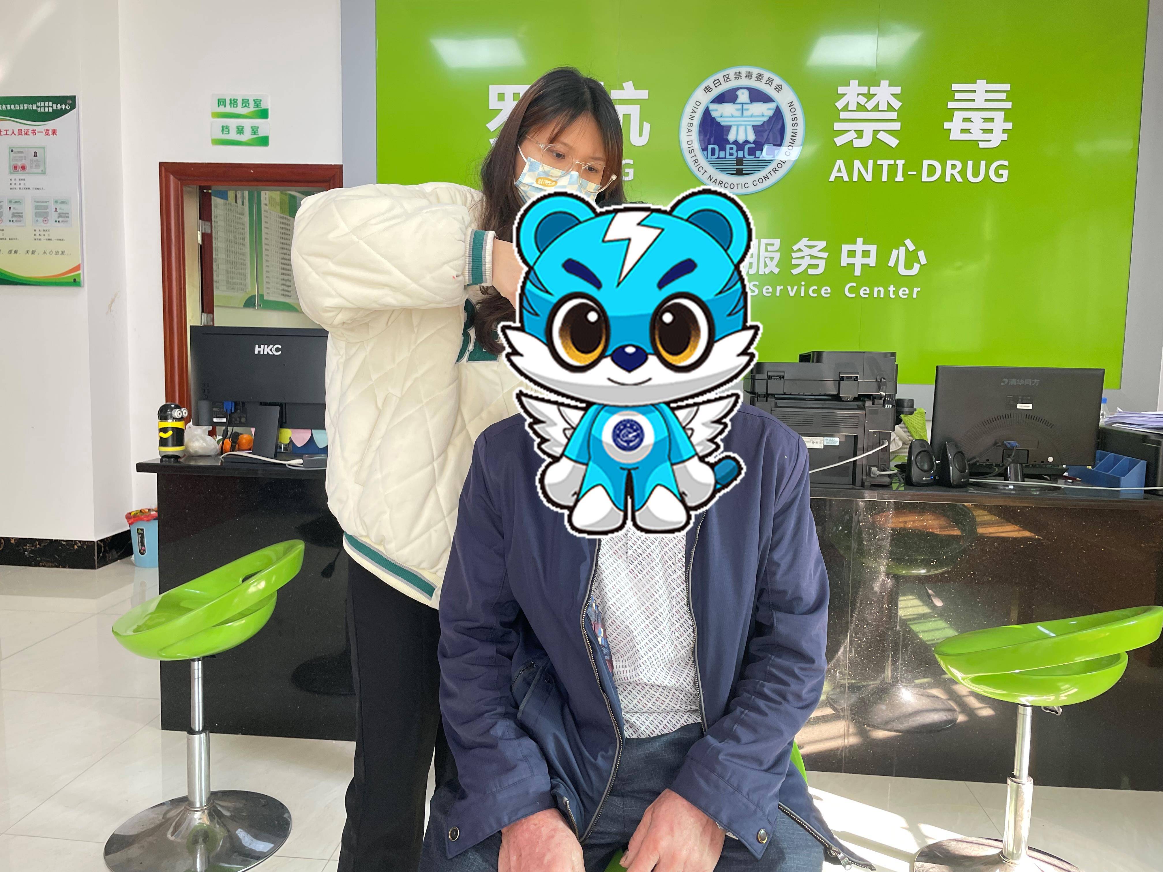 羅坑鎮(zhèn)開展校車駕駛員毛發(fā)采集 暨禁毒宣傳活動