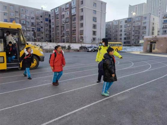 “你好警察節(jié)” 四平鐵西交警寒假前聯(lián)合多部門開展校車應(yīng)急演練活動 “你好警察節(jié)” 四平鐵西交警寒假前聯(lián)合多部門開展校車應(yīng)急演練活動
