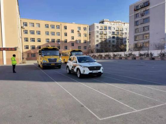 “你好警察節(jié)” 四平鐵西交警寒假前聯(lián)合多部門開展校車應(yīng)急演練活動 “你好警察節(jié)” 四平鐵西交警寒假前聯(lián)合多部門開展校車應(yīng)急演練活動